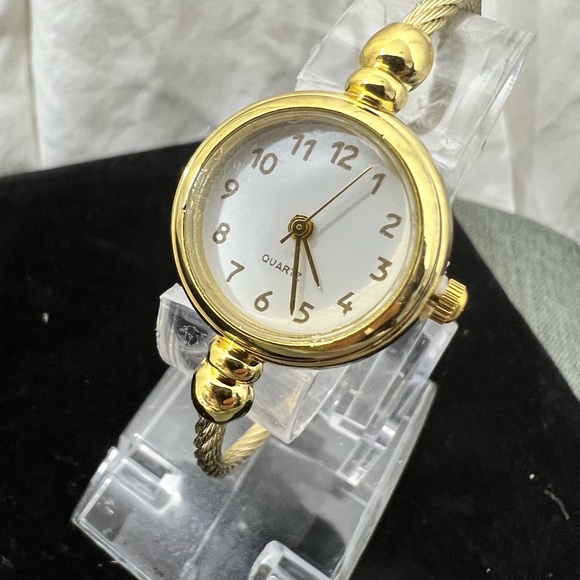 Quartz Ladys Watch Has A White Face & A Cable Wrist Holder 18kt. Gold Plating - Picture 3 of 11